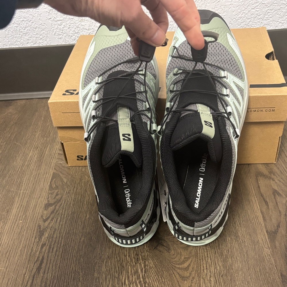 NWOT/ No Box Salomon Women's Light Green & Gray Trail Running Shoes - Picture 2 of 9